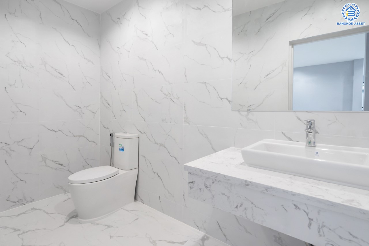 คฤหาสน์ตกแต่งใหม่ คุณภาพ LH ม.ชลลดา บางบัวทอง แปลงมุม เนื้อที่ 121 ตร.ว. ตกแต่งหรูหรา ตอบโจทย์ครอบครัวใหญ่ ด้วยฟังก์ชัน 4 ห้องนอน 6 ห้องน้ำ 1 ห้องอเนกประสงค์ 1 ห้องแม่บ้าน จอดรถได้ถึง 4 คัน มีสนามหญ้าด้านข้างกว้างขวาง พร้อม Facilities ครบ! บนทำเลคุณภาพ เชื่อมต่อได้หลายเส้นทาง ใกล้เซ็นทรัลเวสต์เกต และรถไฟฟ้า "สถานีบางพลู"